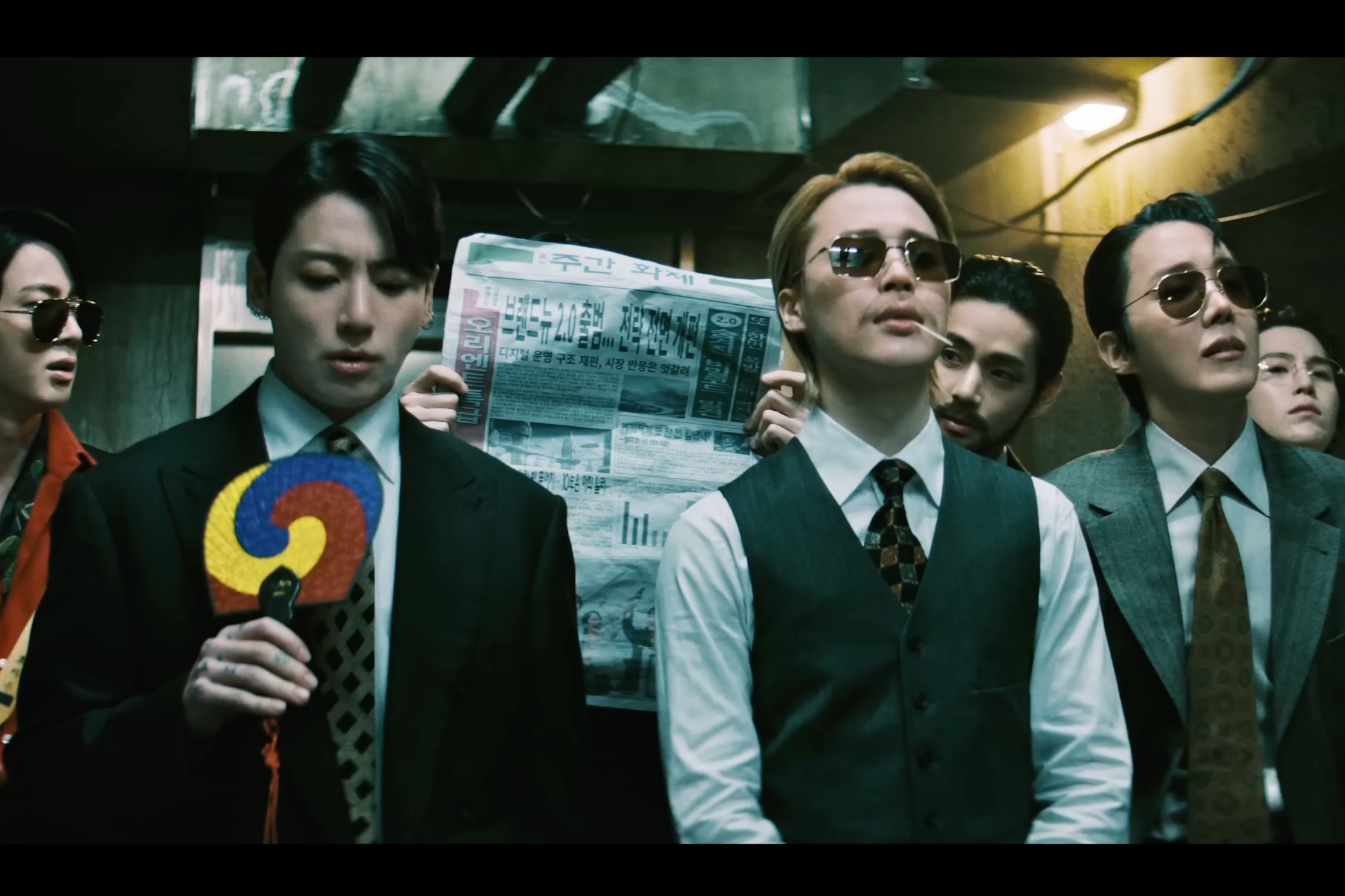 BTS surpreende ARMY com MV hilário inspirado no filme 'Oldboy' para nova faixa