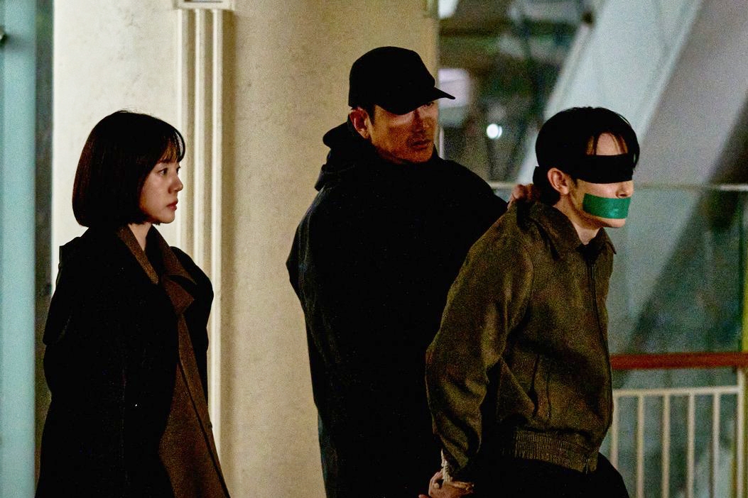 Mad Concrete Dreams: Ha Jung Woo e Im Soo Jung partem para sequestro desesperado